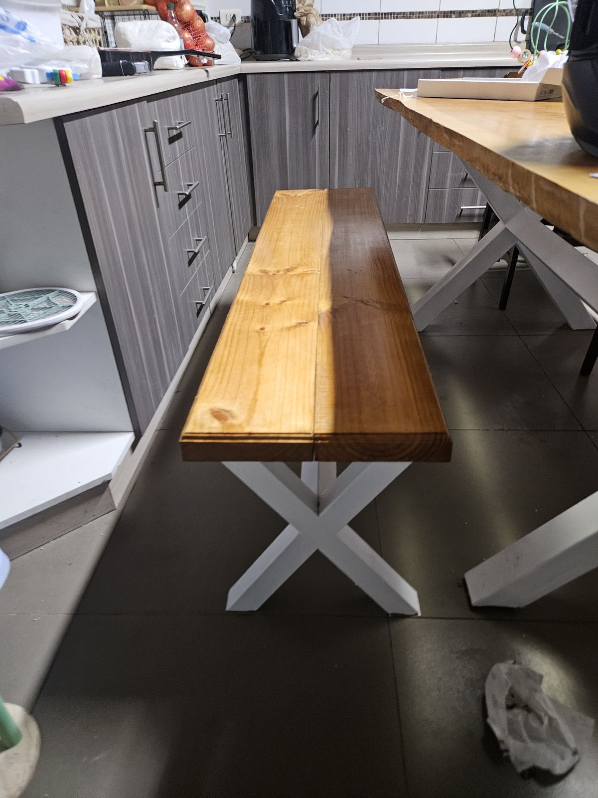 Banca de madera con patas metálicas en X