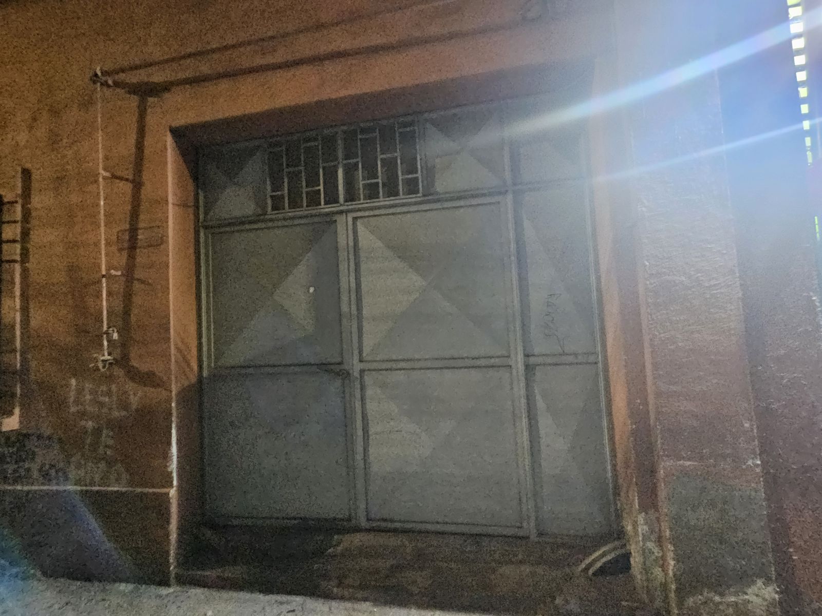 Portón antiguo deteriorado antes del trabajo