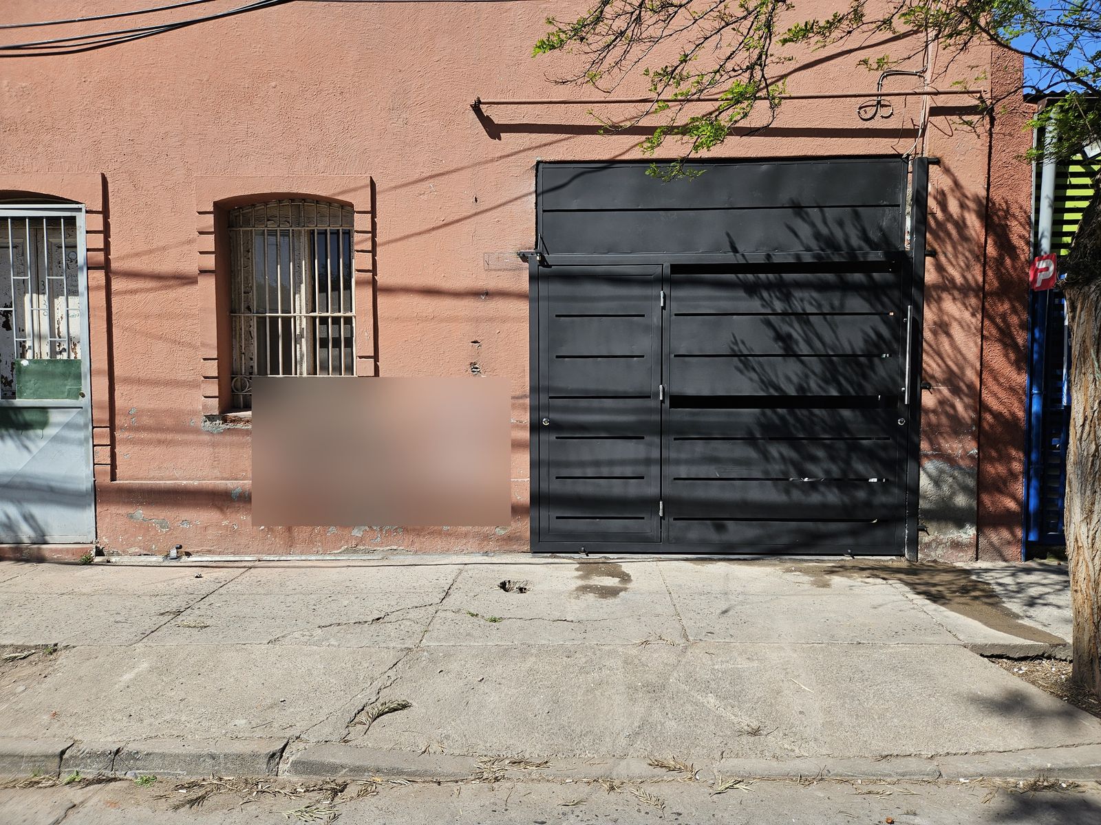 Portón metálico nuevo instalado