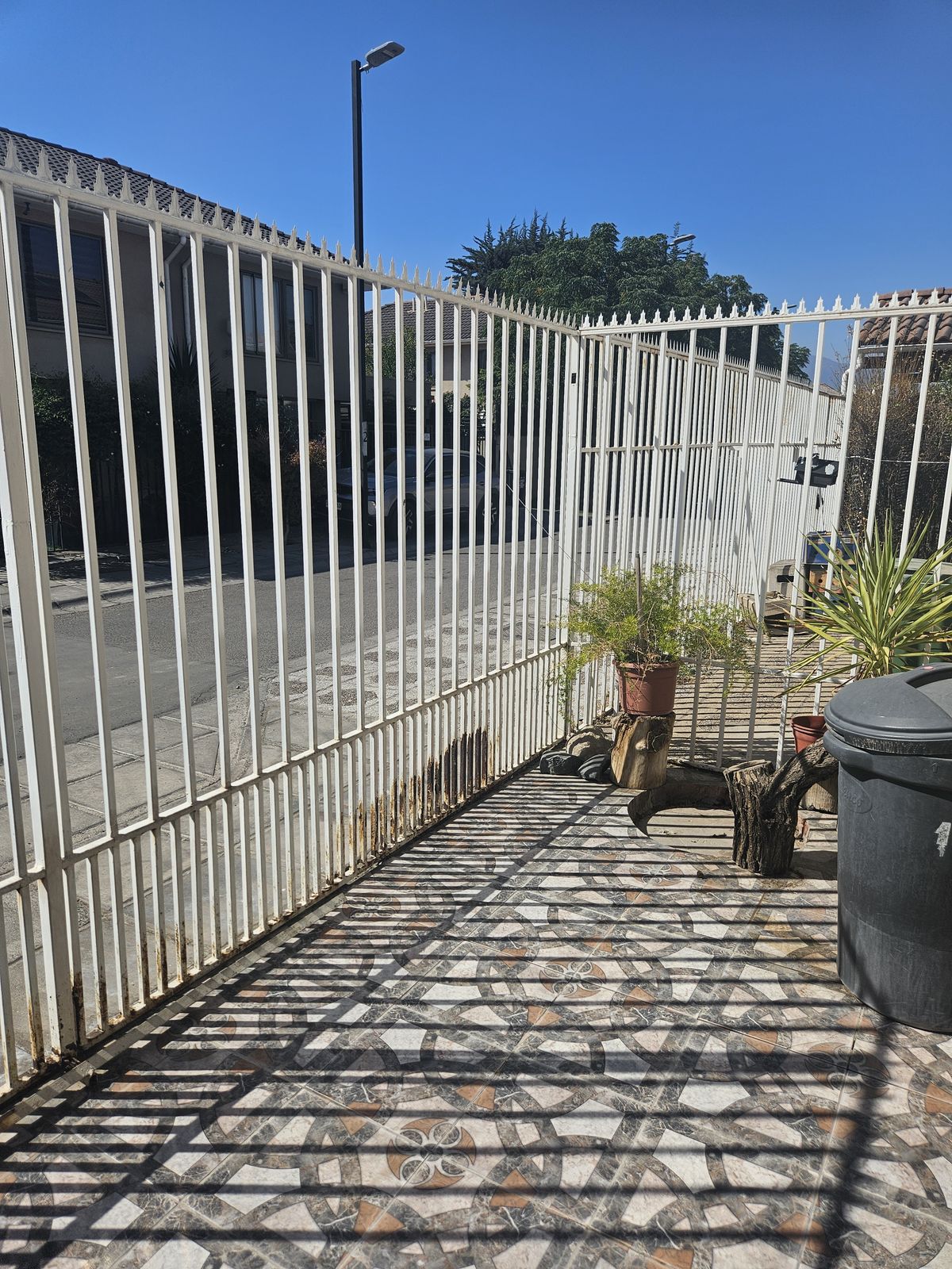 Cierre perimetral con reja metálica blanca